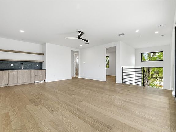3rd image of 2517 Riverside Dr