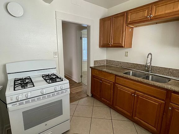3rd image of 1059 Gladys Ave APT 2