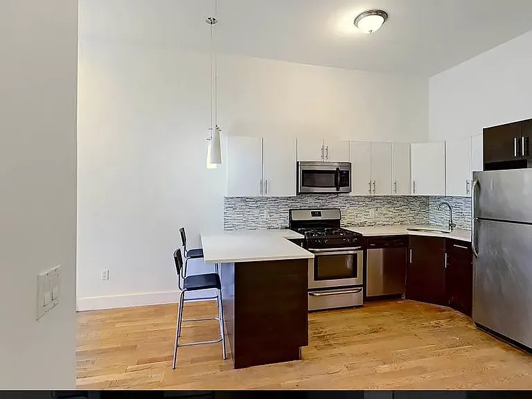17 Goodwin Pl #2 — Photo 3