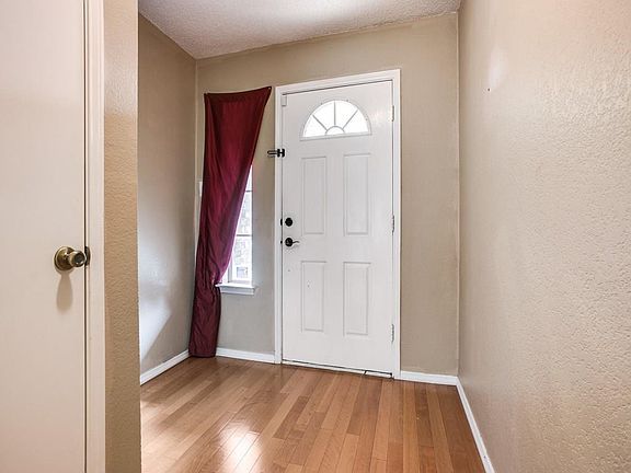 5th image of 904 Vicksburg Ln