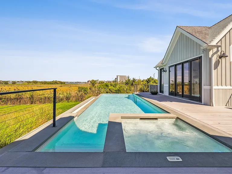 102 Dune Rd — Photo 35