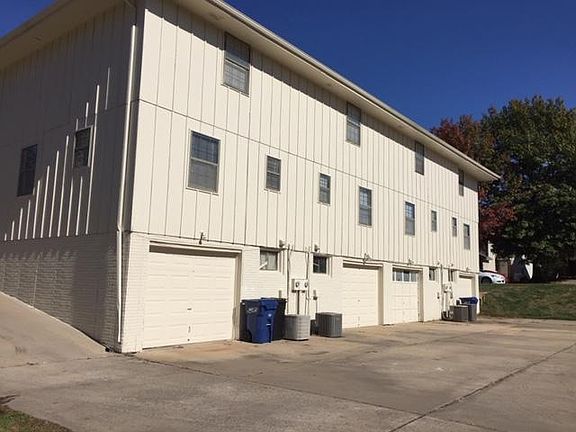 2nd image of 306 NE Timbercreek Ct