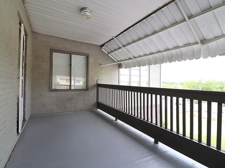 517 E Main St — Photo 3