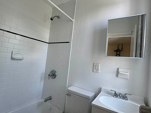 5th image of 124 E 107th St APT 29