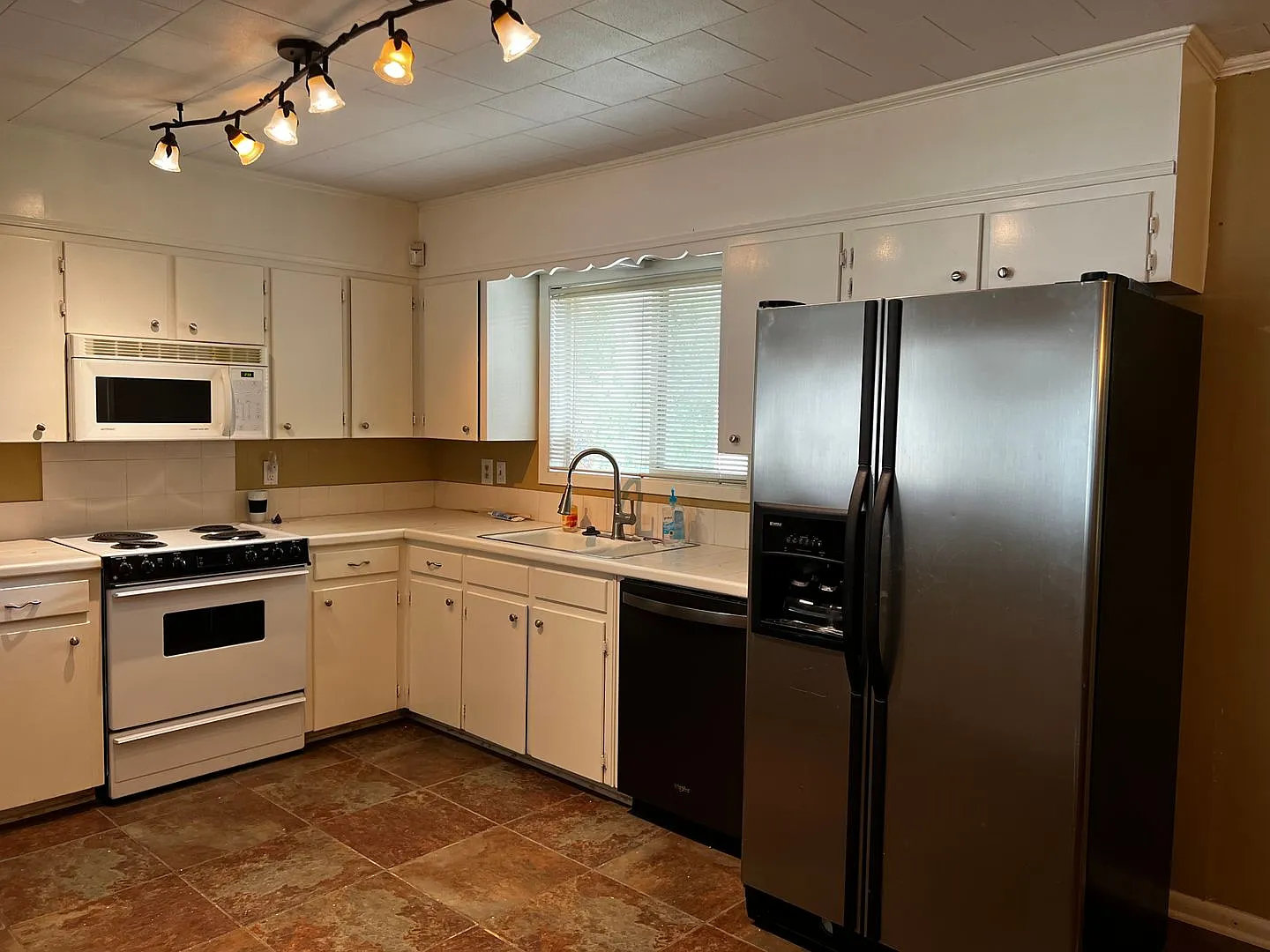 3 Bedroom, 2 Bathroom, Brick home, Carport, fenced yard, screen porch, — Photo 4