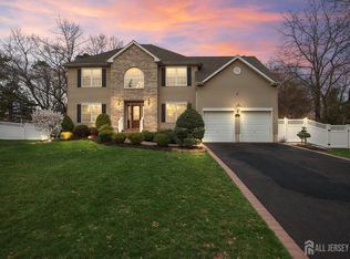 2 Tuscarora Cir, Old Bridge, NJ 08857