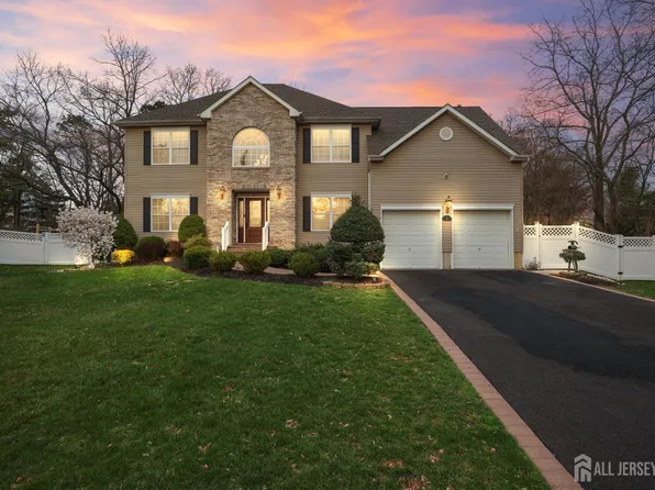 2 Tuscarora Cir, Old Bridge, NJ 08857