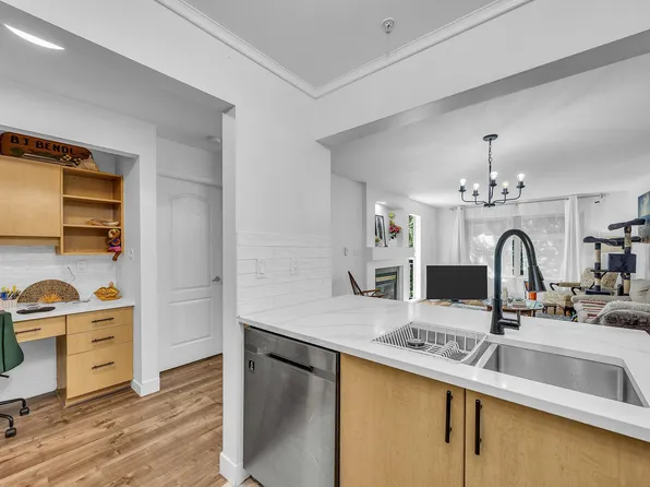 15220 E Guildford Dr #310, Surrey, BC V3R 0Y6