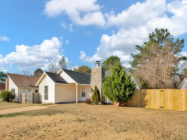 7006 Candlewood Dr, Fayetteville, NC 28314