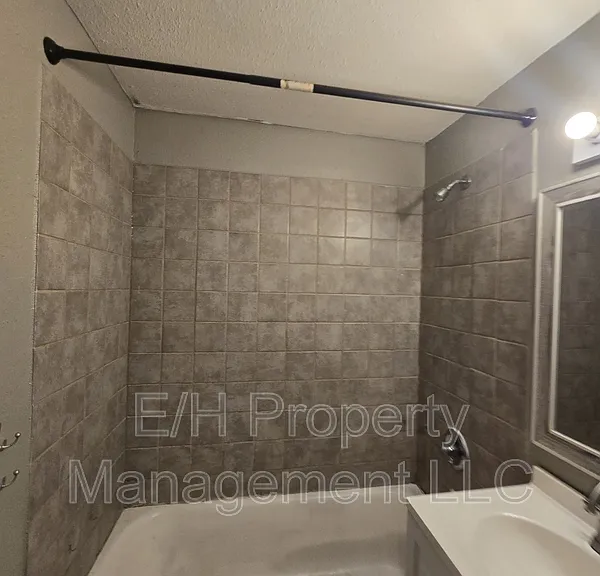 1010 E 8th St N — Photo 16