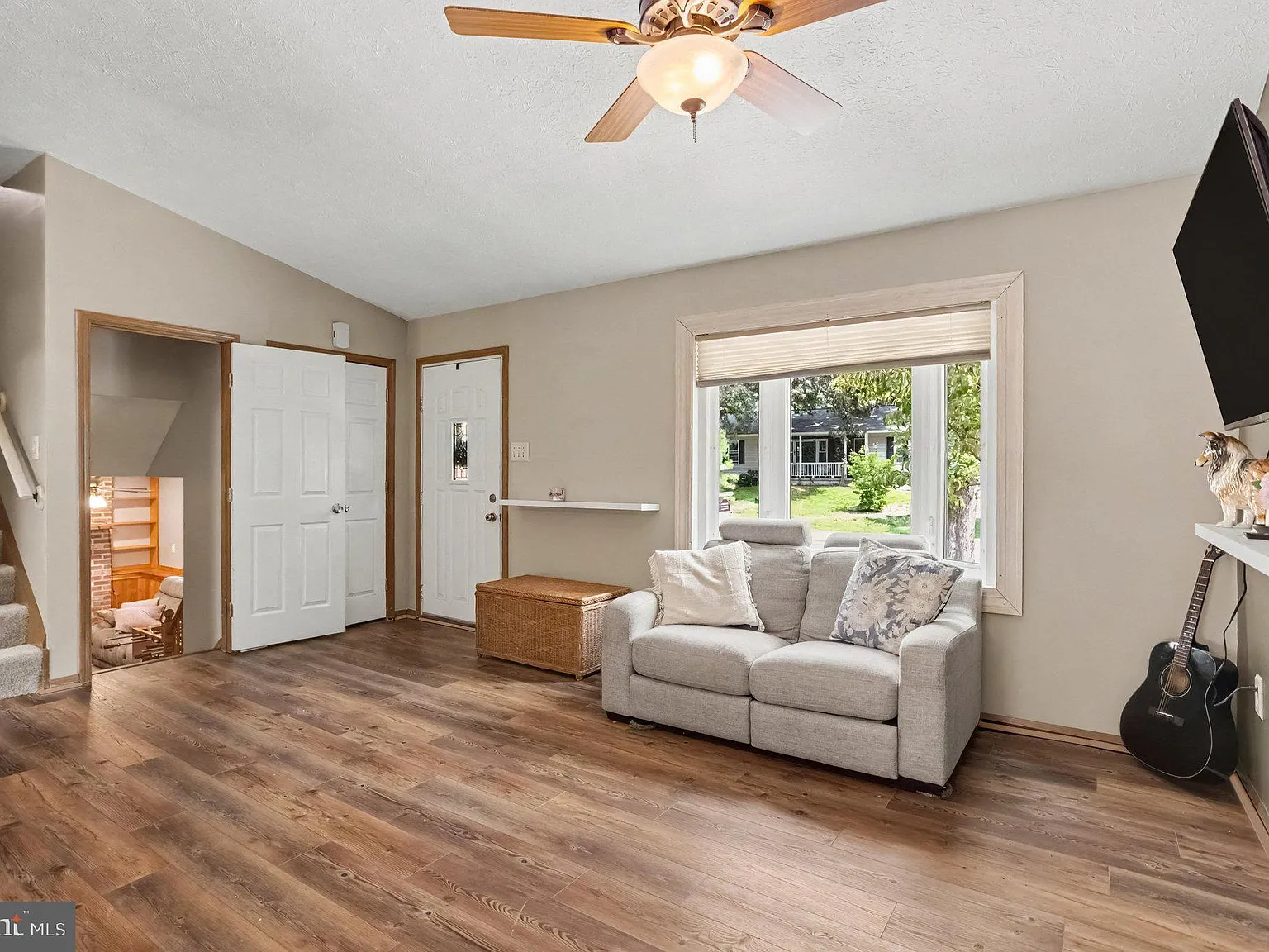 5 bed, 2.5 bath, 2120 sqft, $4,500 — Photo 2