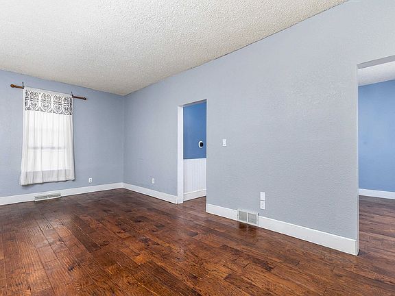5th image of 725 Clarke Dr