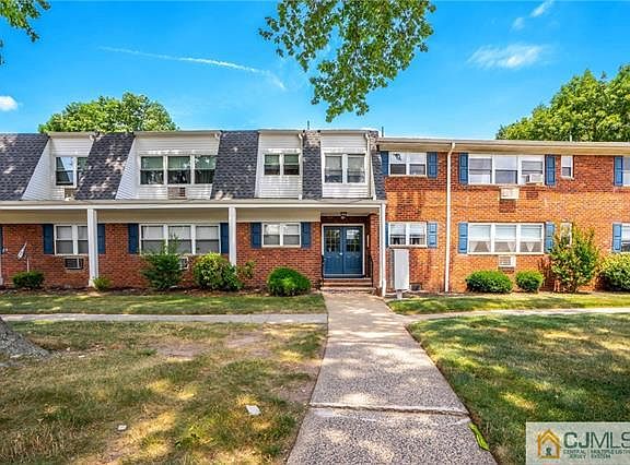4th image of 38 Woodedge Ave APT 8