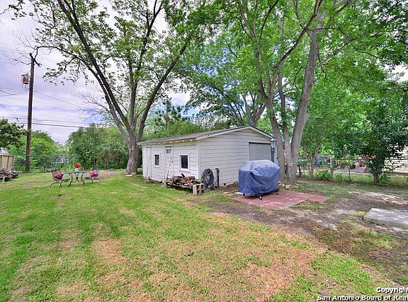 2nd image of 906 Alexander Hamilton Dr
