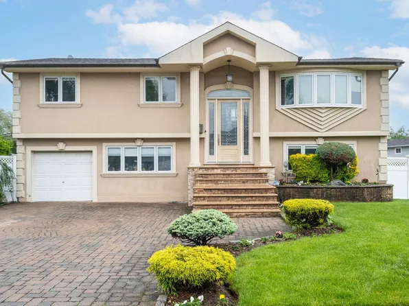 27 Suzanne Lane, Bethpage, NY 11714