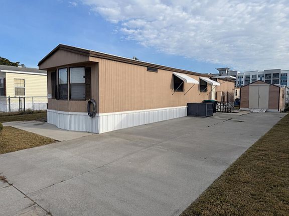 3rd image of 2547 Chatham Way NE