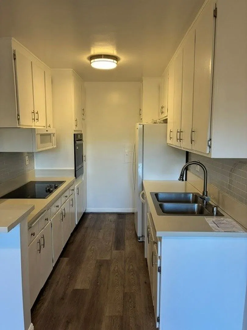LOS ENCINOS APARTMENTS — Photo 3