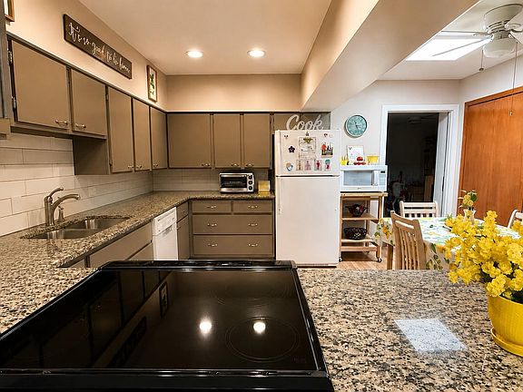 5th image of 23033 Colony St