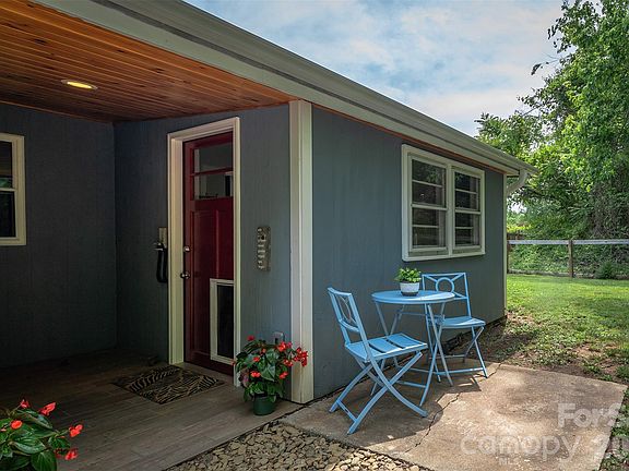 3rd image of 477 Emma Rd