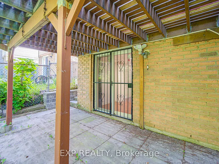 82 Muirlands Dr — Photo 33