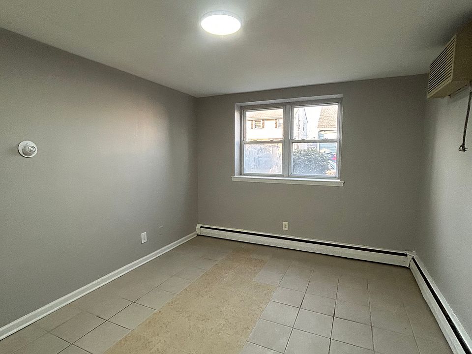2nd image of 3 Vanderbilt Pl #2