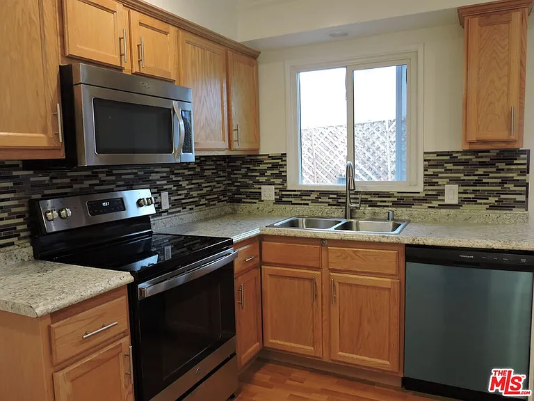 559 N Windsor Blvd — Photo 23