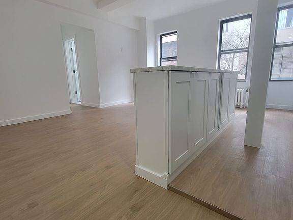 4th image of 210 E 35th St #9