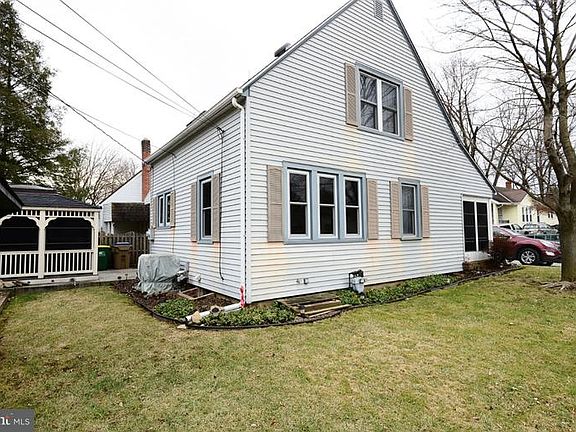 3rd image of 304 N Lake St