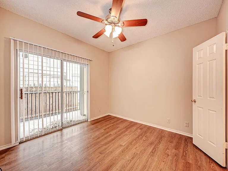 914 W 26th St #104 — Photo 10