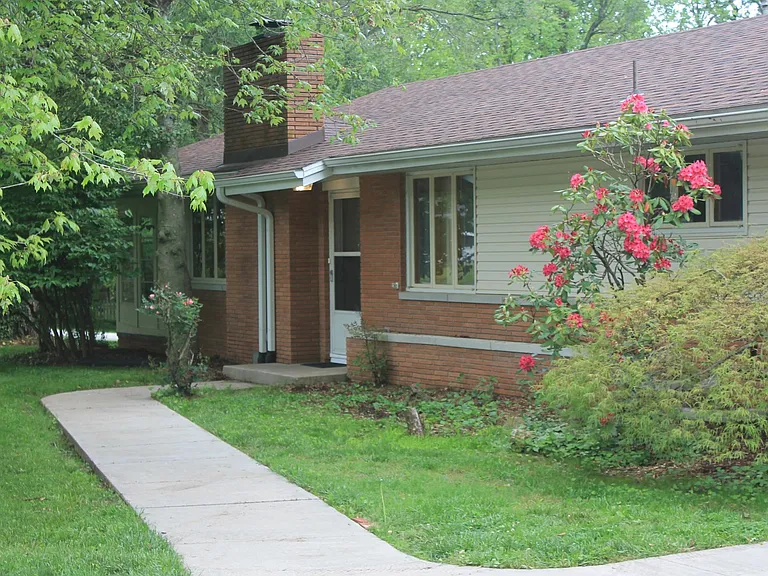 1860 E Glenwood St — Photo 24