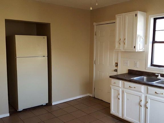 3rd image of 2690 Grasmere Ave