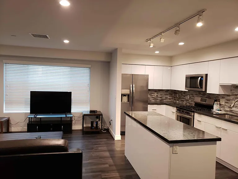 2651 S Hobart Blvd — Photo 9