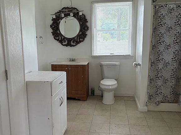 3rd image of 9710 Falls Rd #101