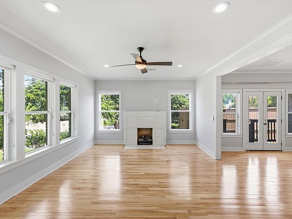 4th image of 1136 Woodlawn Ave