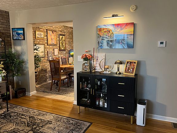 5th image of 1120 W Pea Ridge Rd