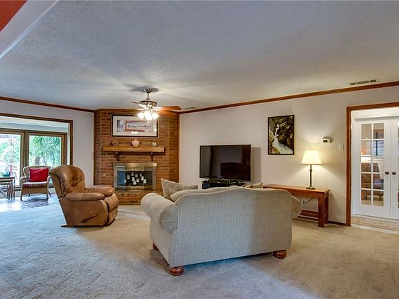 3rd image of 1922 Kentwood Ln