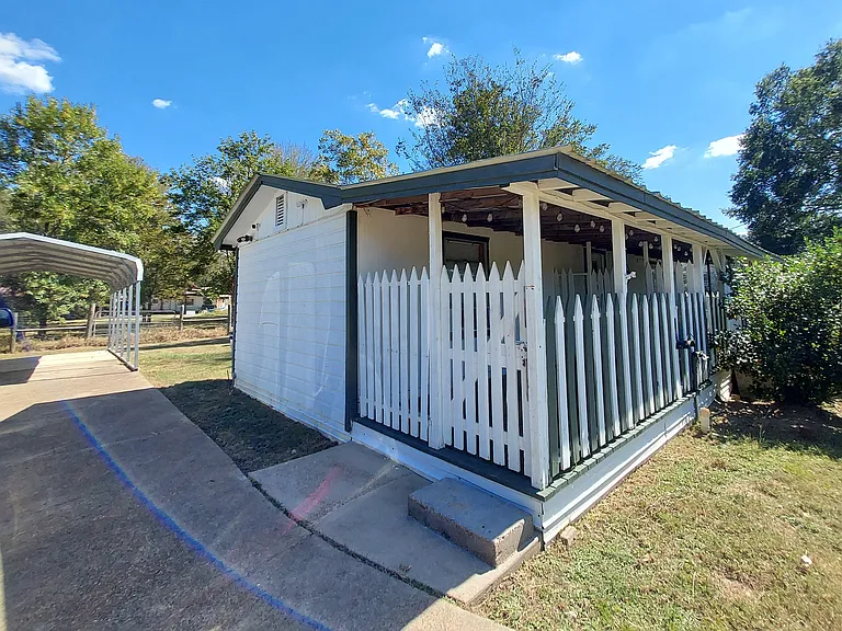 604 Mayflower Ln — Photo 16