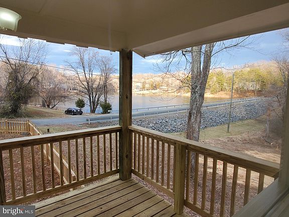 3rd image of 30 Glade Dr