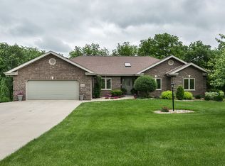 10800 Golden Oaks Dr, Dubuque, IA 52003