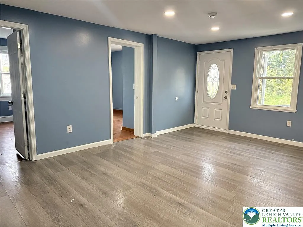 3 bed, 1.0 bath, 1650 sqft, $1,600 — Photo 3