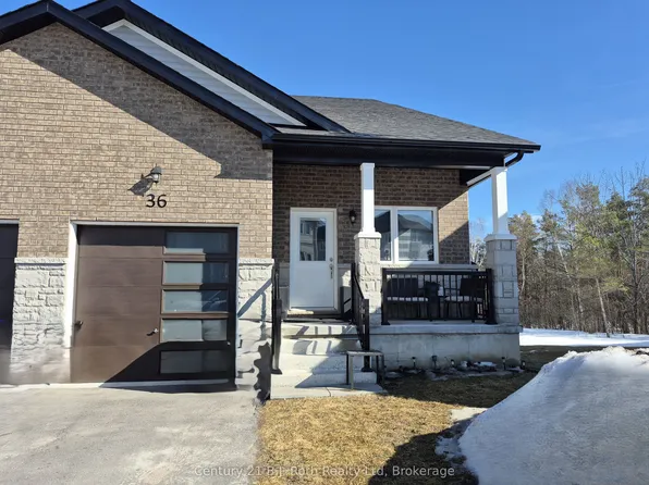 36 Lahey Cres, Penetanguishene, ON L9M 0W1