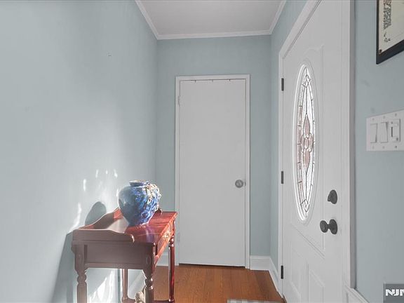 5th image of 149 Allen St