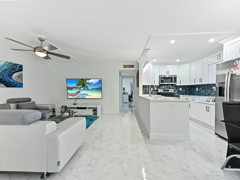 548 Burgundy St #L — Photo 4