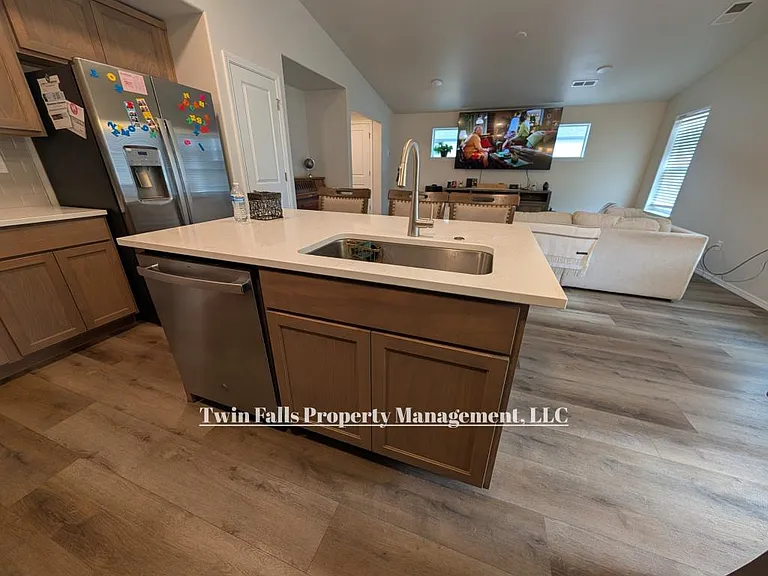 1574 Kenyon Rd — Photo 7