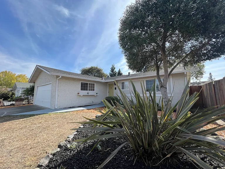 575 Bonnie Ave — Photo 1