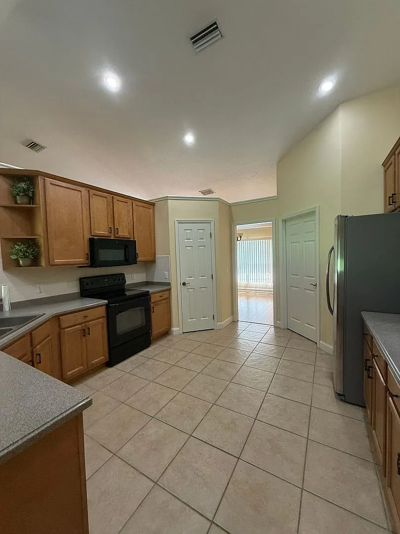 Large 4 bedroom, 3 bathroom, 2 car garage in cul-de-sac — Photo 2