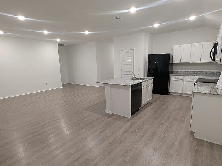 1405 E Latium St — Photo 5