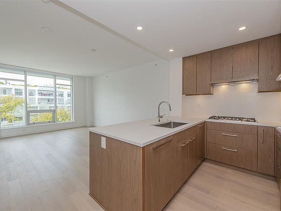 5th image of 4988 Cambie St #402