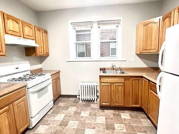 3rd image of 1521 W Union St #102