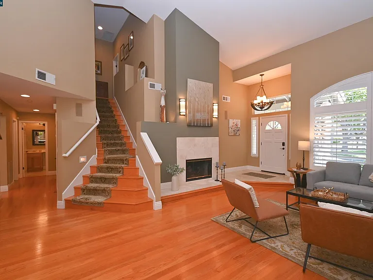 122 Tivoli Ln — Photo 3